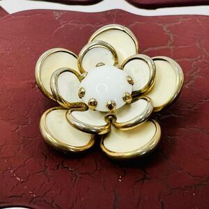 Vintage Gold Tone White Enamel Flower Brooch Pin – Mid-Century Costume Jewelry